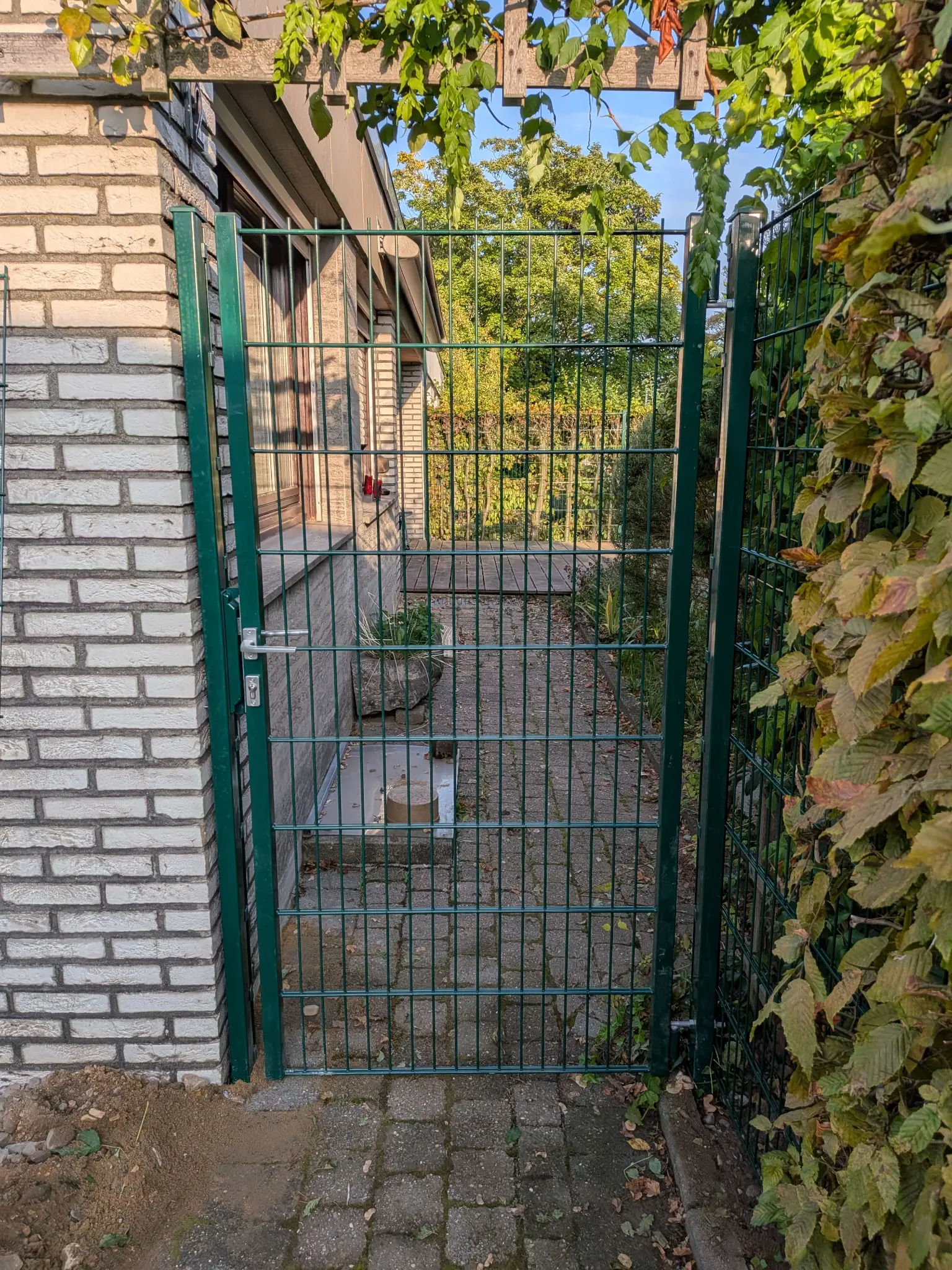 Fertig montiertes Gartentor einer Doppelstabmattenanlage in Viersen