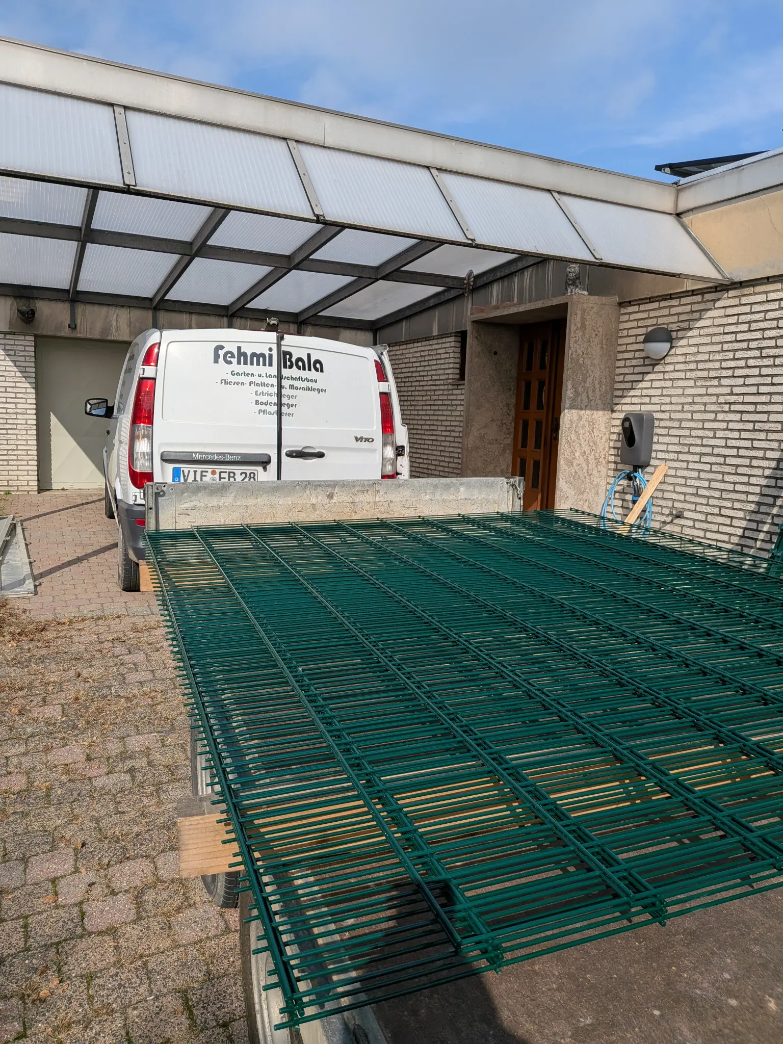 Anlieferung von Zaunmaterial auf einer Baustelle in Viersen