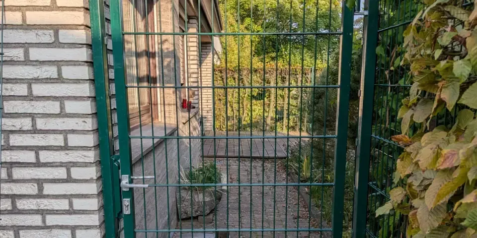 Fertig montiertes Gartentor einer Doppelstabmattenanlage in Viersen