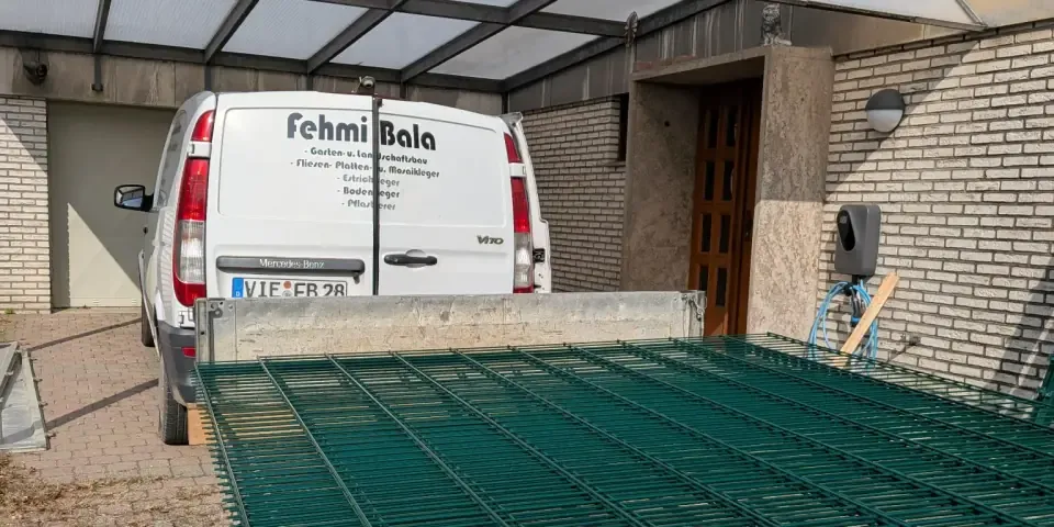 Anlieferung von Zaunmaterial auf einer Baustelle in Viersen