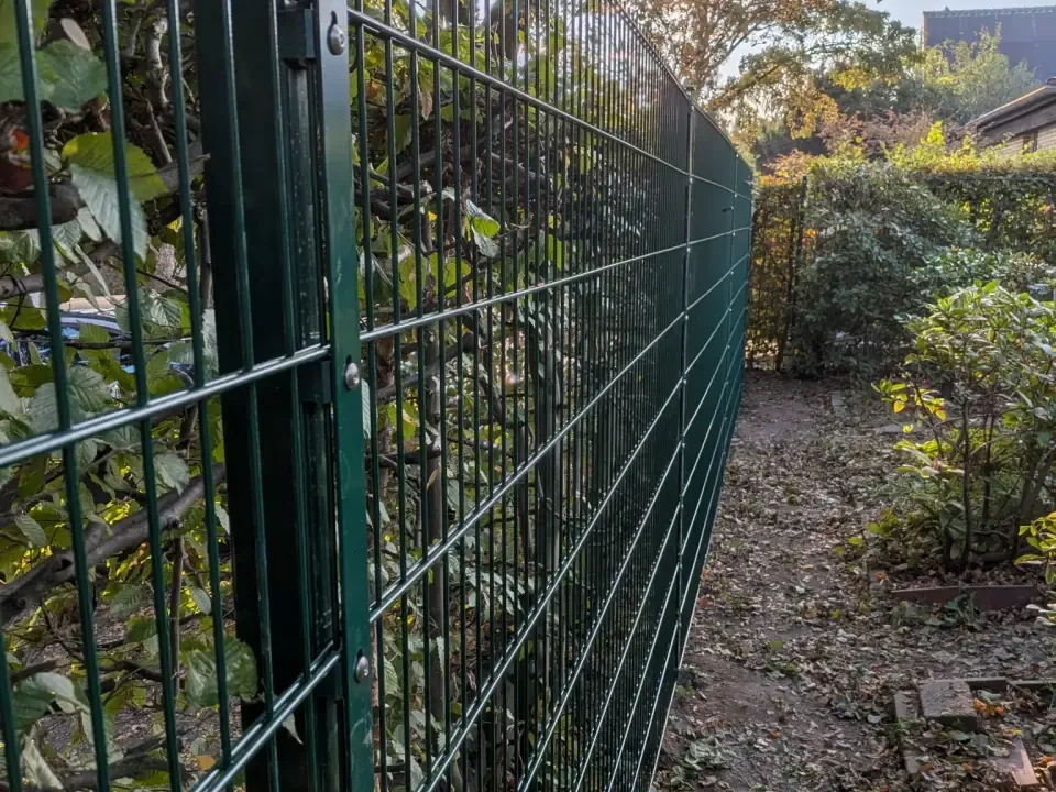 Neu gesetzte Doppelstabmattenanlage mit anthrazitfarbenem Sichtschutz in Viersen-Dülken