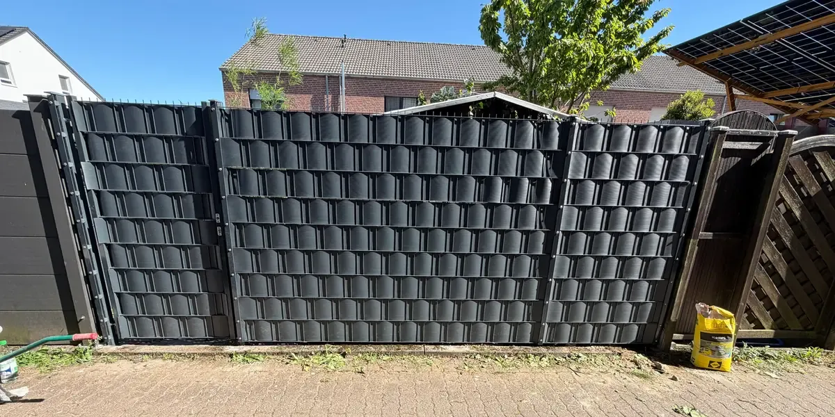 Neu gesetzte Doppelstabmattenanlage mit anthrazitfarbenem Sichtschutz in Viersen-Dülken